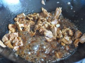 加入少许老抽、料酒、盐，翻炒出锅。