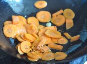 另起锅，倒入油，放入胡萝卜片翻炒。
