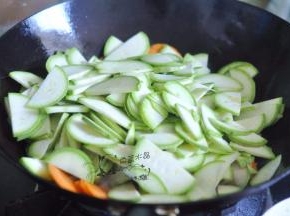 放入西葫芦。