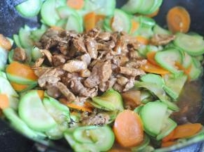 最后将炒好的肉倒入，加入蚝油，混合均匀。
