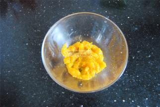 用勺子将南瓜压成泥，越细腻越好，这是准备做黄色面团的。