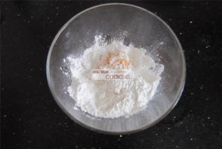 加入适量的糯米粉揉成团，糯米粉的量要根据南瓜泥的水分进行调制。