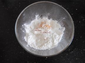 加入适量的糯米粉揉成团，糯米粉的量要根据南瓜泥的水分进行调制。