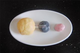 再揉两个黑色和粉色的，量不需要太多，只用来帽子和帽子装饰的。