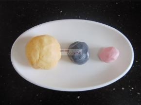 再揉两个黑色和粉色的，量不需要太多，只用来帽子和帽子装饰的。