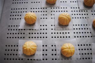 包好后用牙签压出南瓜的条痕，接下来做配件。