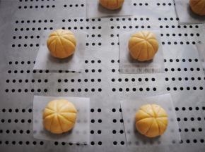 包好后用牙签压出南瓜的条痕，接下来做配件。