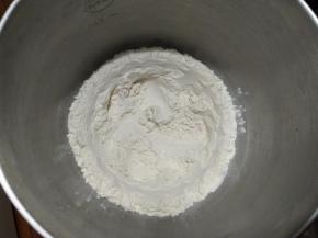 首先将面粉、细砂糖、食盐放入厨师机的面桶内，低速拌匀。