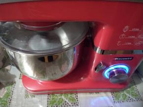 然后加入鸡蛋、牛奶、蜂蜜继续低速搅拌均匀。