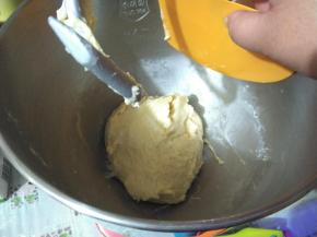 搅拌过程中，桶壁上的黄油需要用刮板刮一下哟。