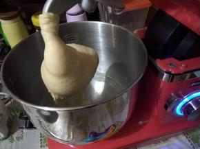 当面团光滑的时候，基本就差不多了。