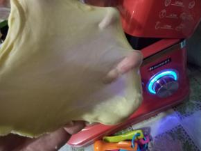 比较常规的方法就是能扯出薄薄的手套膜。