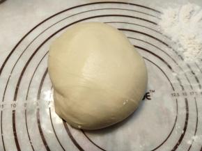 然后把面团简单的收拢光滑。