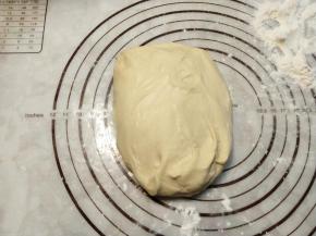 再把面团翻过来。