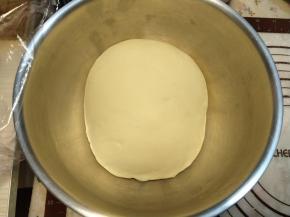 一次醒发后，取出面团轻轻排气。