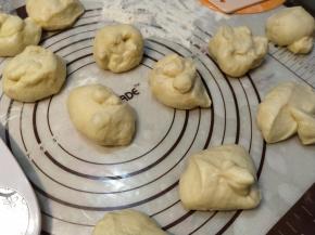 发酵完成后，直接把面团均分成12份。