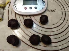 这个时候我们来准备豆沙馅，这次时间来不及选择是现成的豆沙馅，因为比较甜，每份我准备的是20g。