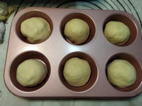 然后放入模具内。