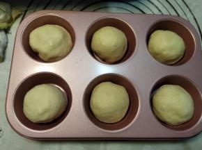 然后放入模具内。
