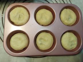 轻轻压扁发酵至七分满。