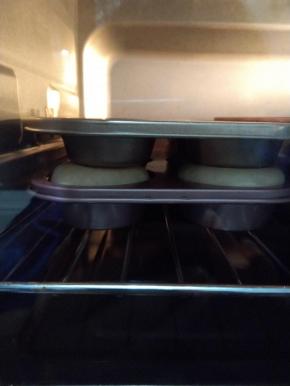 放入180度预热好的烤箱，在模具上面再压上一个模具，烤制15-20分钟。