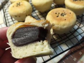 烤制完成后，趁热脱膜，切开后会发现豆沙不是很满，如果使用自己制作的豆沙，重量翻倍会比较好哟，如果有汉堡包模具制作形状会更好看点。