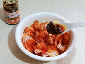 加入两勺沙茶酱，家人特别喜欢吃沙茶酱，所以放了2勺！抓拌均匀，腌制两小时小时以上！（腌制的时间越久越入味儿）