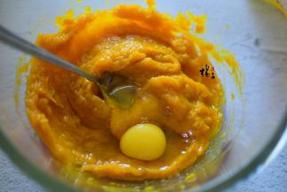 南瓜去皮蒸熟，然后把南瓜放在一个大一点的容器中，用勺子按压成泥，加入鸡蛋