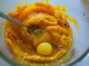 南瓜去皮蒸熟，然后把南瓜放在一个大一点的容器中，用勺子按压成泥，加入鸡蛋