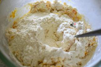 把所有食材都放入南瓜泥中，用筷子搅拌成絮状