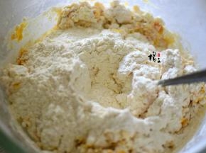 把所有食材都放入南瓜泥中，用筷子搅拌成絮状