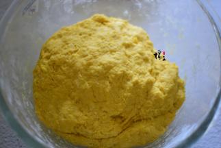 再用手揉出手套膜，盖好，放在室温发酵到原面团的二倍大