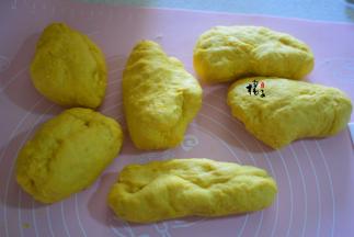 取出来，揉一下，把面团里的空气排出来，将面团平均分成6份