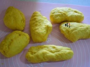 取出来，揉一下，把面团里的空气排出来，将面团平均分成6份