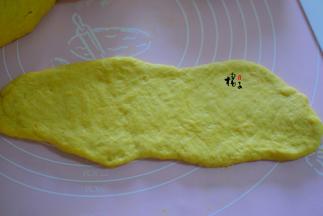 每个小面团都擀成长方形