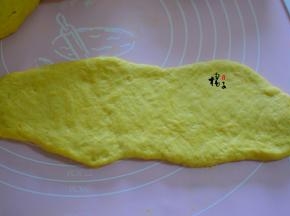 每个小面团都擀成长方形