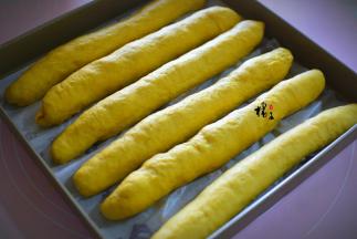 从长边开始卷起来，全部放在烤盘上