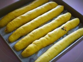 从长边开始卷起来，全部放在烤盘上