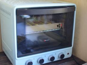 烤箱预热180度，中层，上下火烤20分钟