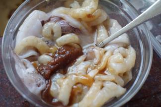 鱿鱼和虾仁洗净后，鱿鱼片切花，加入沙茶酱和美极鲜味汁搅拌均匀，腌制半小时