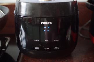 米淘洗干净后加入适量清水用电饭锅煮熟