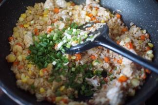 最后加入葱花翻炒均匀即可