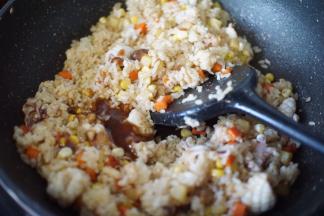 炒散开来后加入一勺皇牌沙茶酱翻炒均匀