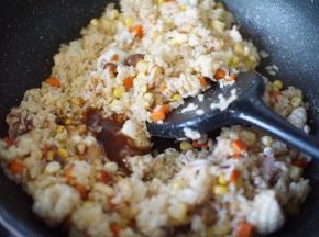 炒散开来后加入一勺皇牌沙茶酱翻炒均匀