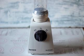 将料理杯放在搅拌机上