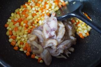 再放入腌制好的鱿鱼和虾仁爆炒