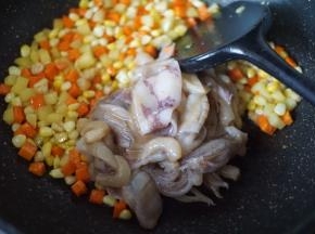 再放入腌制好的鱿鱼和虾仁爆炒