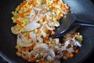 加入蚝油翻炒均匀