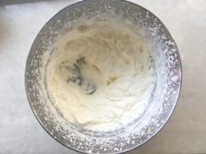 淡奶油加糖粉打发出清晰纹路