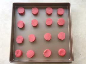 切好的片盖在泡芙上